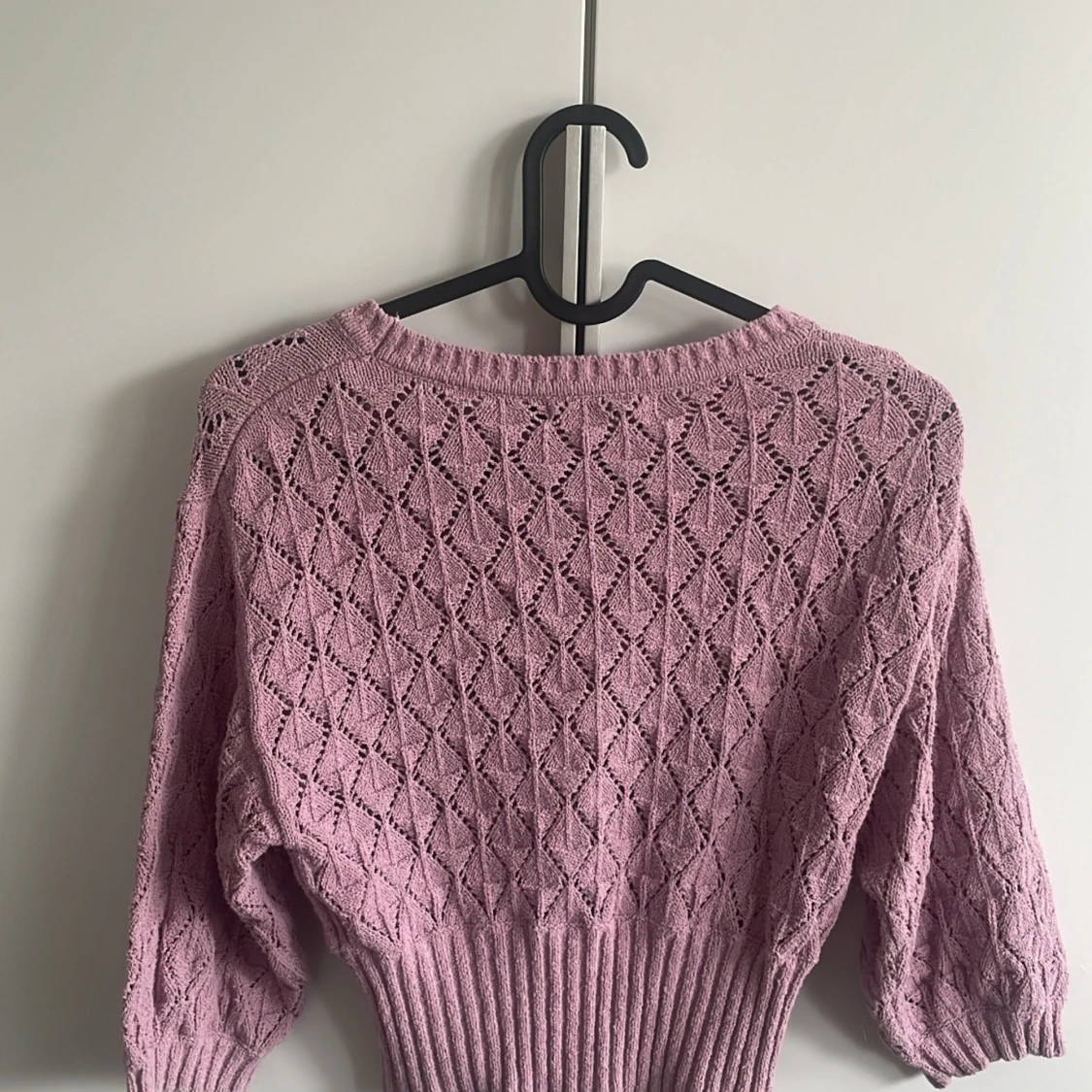 Ljuslila stickad tröja från Bik Bok - 91