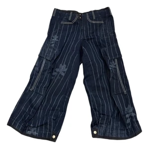 Martithe & Francois Girbaud byxor - Marithe & Francois Girbaud marinblå vidskurna korta byxor. Marinblå med ljus rand. 74% bomull. Storlek F38-40. I mycket bra skick. 