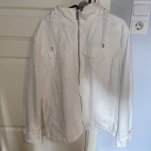 Overshirt Mango - En sjukt snygg overshirt från mango. Luvan går att vika in. Använd ett fåtal gånger. Storlek L passar M