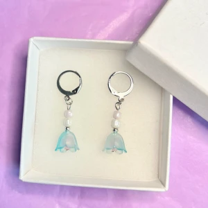 Söta örhängen🩵 - Söta örhängen med blommor och pärlor. Gjorda av mig, i rostfritt stål🩵🤍