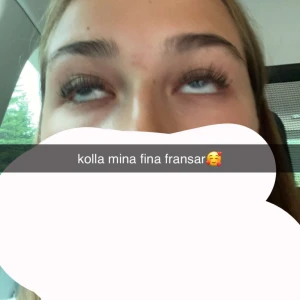 Ögonfransserum för långa och fylliga fransar - Kolla mina fina fransar! Använder ett fantastiskt ögonfransserum som verkligen gör skillnad. Fransarna blir både längre och fylligare. Perfekt för dig som vill ha naturligt vackra fransar utan att behöva använda mascara varje dag. 🥰