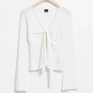 Topp - Säljer denna jättefina topp från Ginatricot, inköpt för en vecka sedan och endast använd 1 gång.  Slutsåld i många butiker 