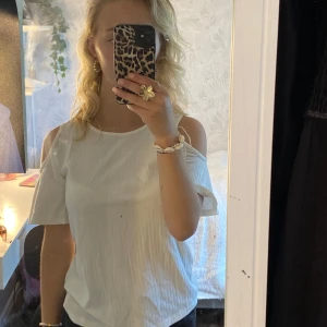 Tröja, hål i axel  - En fräsch tröja, köpt från Lindex för några år sedan, använts max 3 ggr bara, en skön och fin tröja att ha på sommaren ❣️