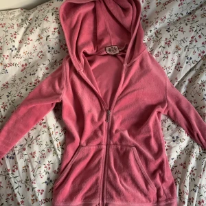 Rosa Juicy couture tröja - Vintage juicy ”kofta”, köpt på Sellpy för 2-3 år sedan för ca 450kr, den har inga defekter men har ett annat material än de nya juicy klädernas. Säljer då jag inte får användning av den, har endast använts ca 5-6 ggr💘💘 