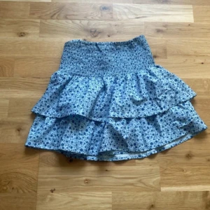 Gina young kjol - Super fin gina young kjol i strl 146/152. Den kommer tyvärr inte till användning💕