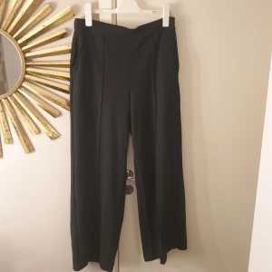 Byxor - Oanvända byxor med raka ben från Gina.