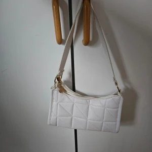 Väska - Väldigt fin vit väska, som tyvärr inte kommer till användning. 