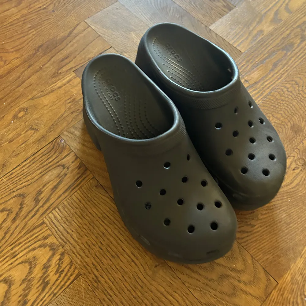 Svarta Crocs med platå i storlek 36-38.  Nypris: 1100kr  Säljer för: 800kr (pris kan diskuteras)  Tar endast emot Swish. . Skor.