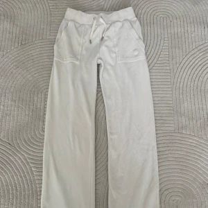 Vita juicy couture byxor  - Storlek xxs men passar för xs. Byxorna är i väldigt bra skick, inga fläckar. Säljer de eftersom de inte kommer till användning längre. Köparen står för frakten