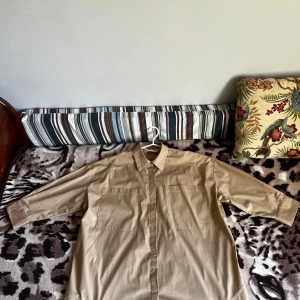 Fin dam skjorta strl 46 - En helt ny Fin dam skjorta i strl 46  Priset kan diskuteras.