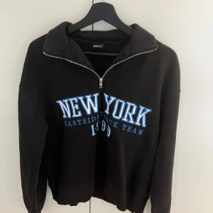 Tröja från Gina  - En jätte fin och gosig tröja från Gina med dragkedja vid halsen. Storlek s