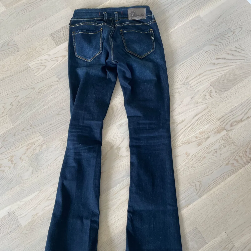 Jeans med vintage stil men köptes nya på replace fashion i Stockholm. Storlek 27 eller passar XS. Jättefint skick och uppsydda för mig som är 163, så går att lägga ned. . Jeans & Byxor.