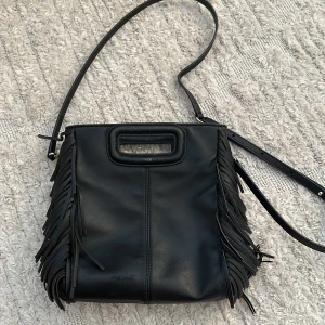 Maje väska - Säljer nu min fina maje väska. Köpte för lite mer än ett år sedan och den är i bra skick förutom slitningen på baksidan.💞💞Pris kan diskuteras