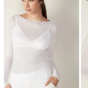 Vit intimissimi tröja oanvänd - Säljer en HELT oanvänd vit intimissimi tröja💕 (Bild från intimissimis hemsida)  Nypris 450kr