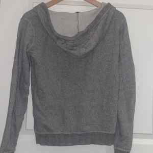 Soft goat liknande  - Säljer denna soft goat liknade huvtröja från Roxy i bra skick💗endast använd fåtal gånger💗