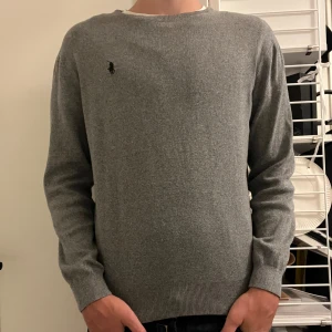 Ralph Lauren tröja - Grå Polo Ralph Lauren tröja i nyskick.