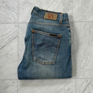 Nudie Jeans Lean Dean - Säljer nu dessa otroligt snygga Nudie Jeans i den eftertraktade modellen Lean Dean (Slim-fit) | Jeansen är i bra skick | Storlek: 30/32 | Nypris: 1900 kr | Hör av er vid minsta fråga eller fundering :)