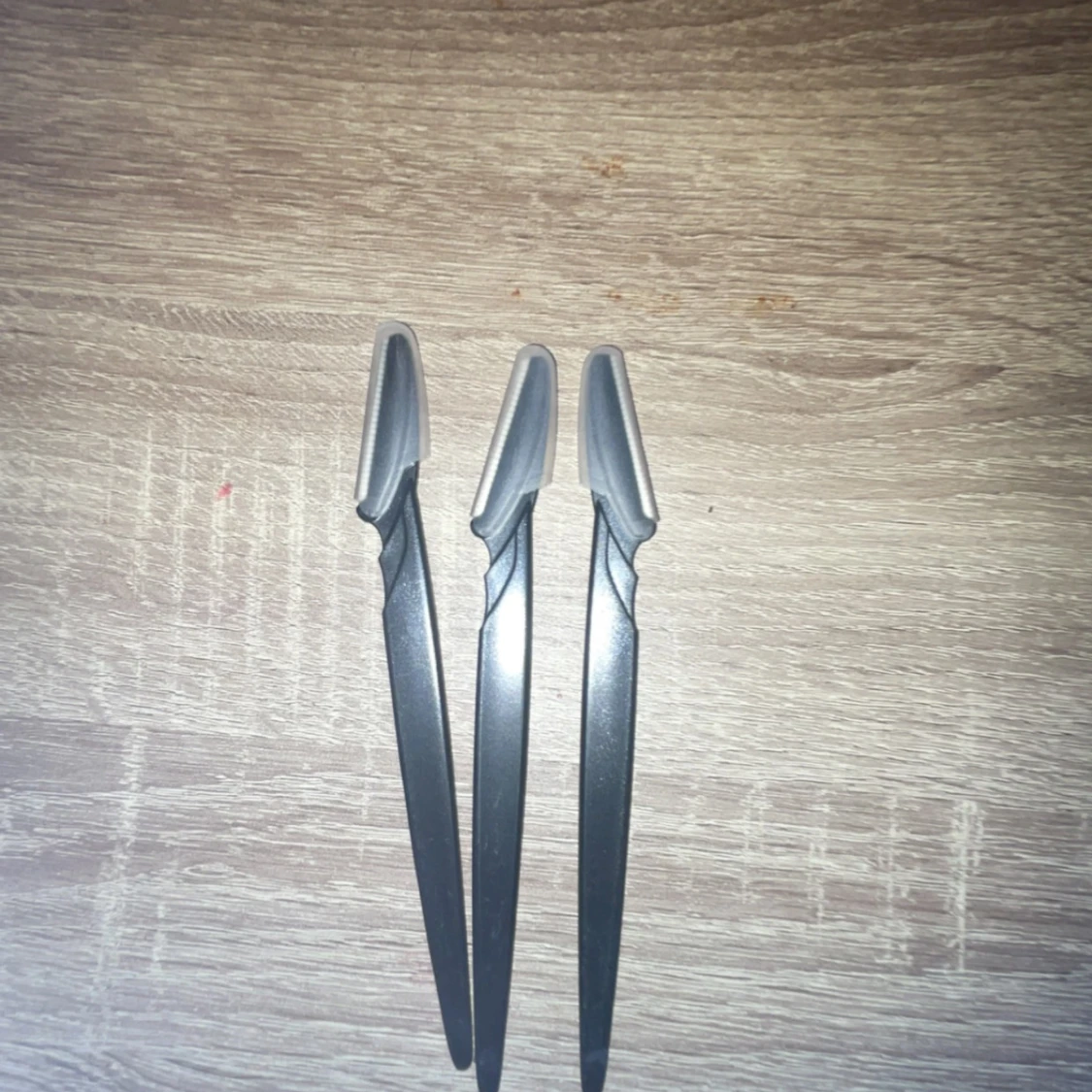 Svart dermaroller och tre grå pennvässare - 90