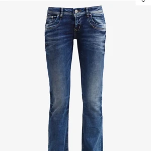 Ltb jeans - Ltb jeans lowwaist bootcut i modellen valerie. Storlek w29 l32. Köpta här på Plick men i väldigt fint skick. Säljer pga att dom har alldeles för stora för mig, som syns på bilden. Köpte dom för 400kr + frakt. Nypriset är 869 kr. Skicka vid frågor!💕