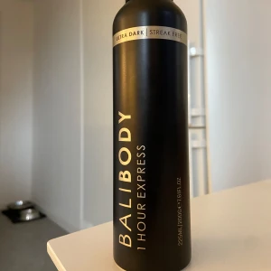 Balibody 1 hour express ultra Dark  - Säljer denna populära busen från balibody 1 hour express i ultra Dark. Använd två gånger. Skulle säga att det är 2/3 kvar isåfall. KLIBBAR INGET! Vilket är viktigt för mig. Som tex st tropez är! Går ej att få tag på i Sverige! För mörk för mig. 