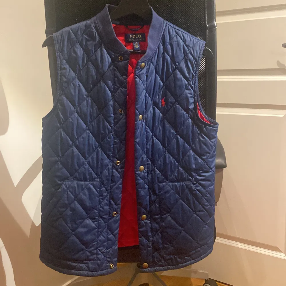 En Ralph lauren väst i 10/10 skick som ny för ändats 300kr. Skriv för fler frågor.. Jackor.