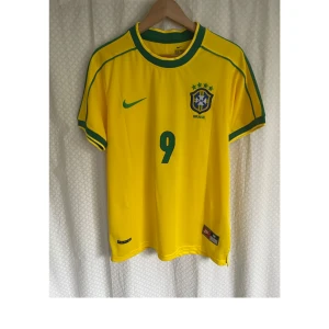 Brasiliansk landslaget Football Jersey  - Brasilien landslag fotboll hemmatröja V-M 1998 med Ronaldo Nazario Icone på rygg 