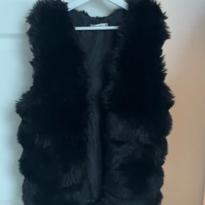 Pälsväst  - Jättefin och mysig Pälsväst som aldrig kommit till användning, storlek M/L men är precis som en Xs/S💕