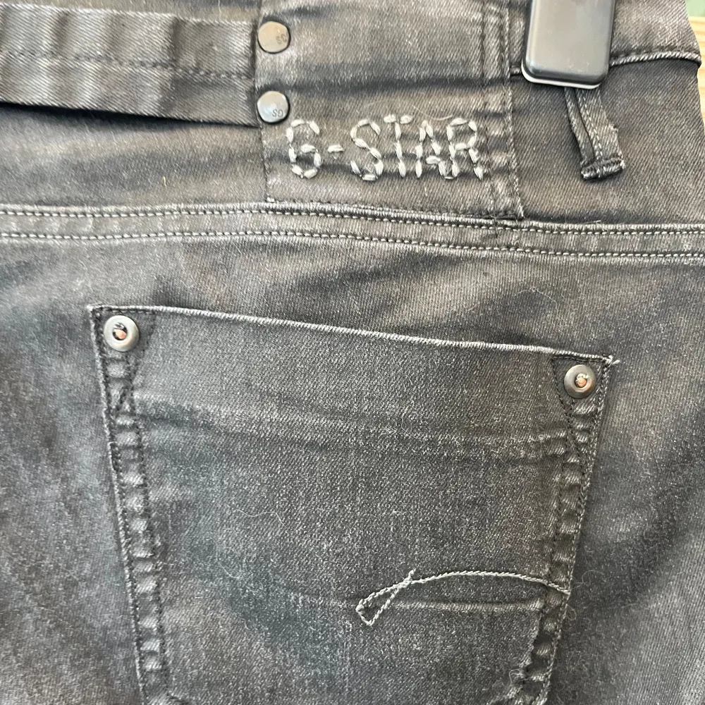 Jätte snygga stretchiga g-star jeans stl 29/32 ganska stretchiga, de är mer svarta än på bilderna, fotat utomhus. Inte alls mycket använda.. Jeans & Byxor.