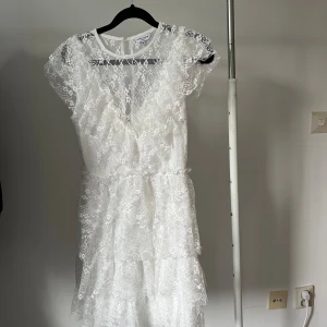 Vit kort klänning - Denna vita korta klänning är superfin, inte alls genomskinlig och bra längd, använd en gång💕köpt för 1000
