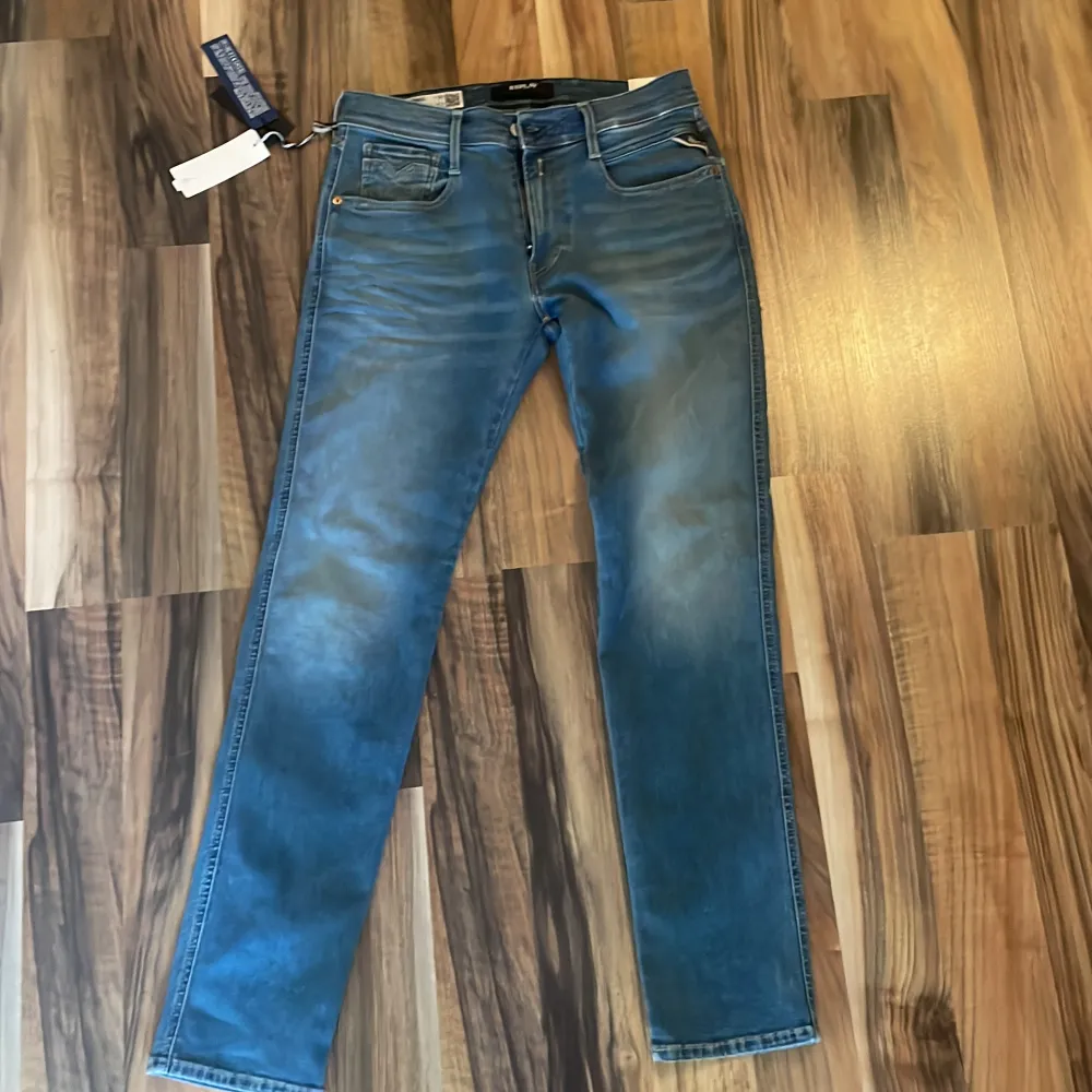 Säljer dessa anbass hyperflex jeans då jag ej vill behålla dem och jag inte kan returnera dem. De är oanvända och alla taggar är kvar. Nypris 1799 kr. Kontakta mig gällande frågor eller funderingar. Pris kan diskuteras.. Jeans & Byxor.