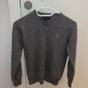 Gant merino ull - Tjena! Säljer nu min Gant merino ull tröja i 10/10 skick| Köpt på gants hemsida för 1000 kr men säljs nu för 279|storlek 146-152 men passar även större| Pris ej hugget i Sten, kom privat vid intresse!