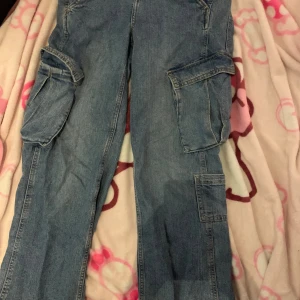 blue cargo jeans  - Blå cargo jeans från H&M som jag inte använder längre, köpte de flera år sen och använde ganska mycket i några månader. Inga tydliga defekter. 