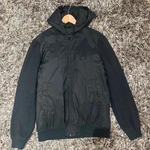 Massimo Dutti cardigan  - Säljer en otroligt fett Massimo Dutti cardigan med luva som inte säljs längre! Jackan är i Size S så passat runt 170-180cm, Cond 10/10. För fler bilder eller fråga är det bara att höra av sig! Kan gå ner i pris vid snabb affär