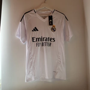 Fotbollströja: Real Madrid 24/25 - Real Madrids nya tröja med Mbappé på baksidan till ett fantastiskt pris. Fotbollströjan är i helt nyskick med lapp kvar, bara testad. Priset kan däremot diskuteras vid snabb affär.