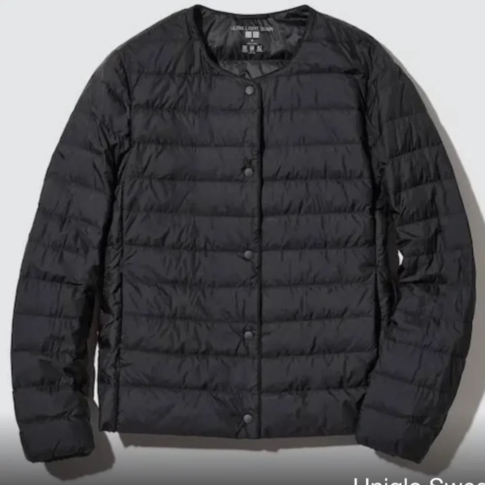 säljer min super fina uniqlo ultra light down jacket💗 är i ny skick och köpt för 799kr mörk blå köper står för frakt. Jackor.