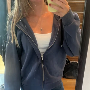 Mörkblå zipup hoodie - Mörkblå zipup hoodie från Gina Tricot💕