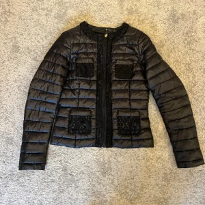 Snygg jacka - Säljer denhär snygga jackan som är lite moncler liknande då den inte kommer till användning längre 