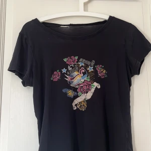 true love t-shirt🩷 - vet ej vart den är ifrån eller storlek då lappen är borta, men passar alltifrån Xs-M🩷 hål där lappen var förut som jag kan sy igen vid intresse🩷