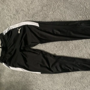 Puma träningsbyxor  - Puma träningsbyxor 10/10 skick