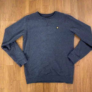 LYLE&SCOTT hoodie  - Tjena säljer nu min lyle&scott hoodie för att den har blivit för liten. Inga defekter skicket 9/10 använd fåtal gånger. Ny pris 599k Tveka inte på att höra av er om ni har några funderingar mvh Nils 