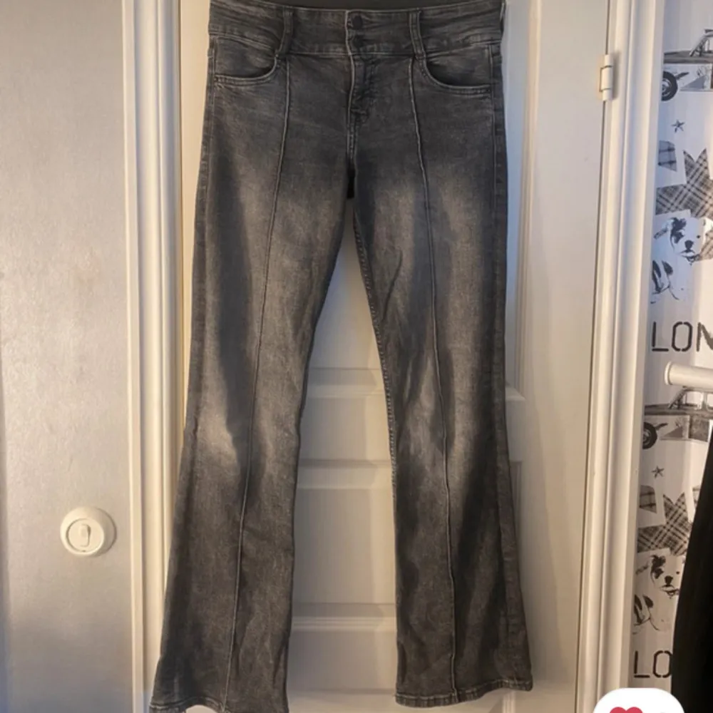 Jätte snygga lågmidjad grå jeans från bershka perfekt grå färg även bootcut ❤️behöver sälja ut min garderob . Jeans & Byxor.