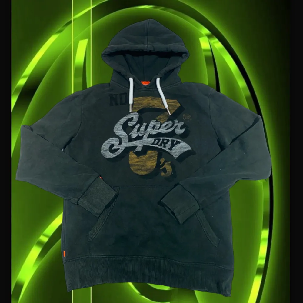 ☄️as fet superdry hoodie☄️ 🍁tjockt material och svin bra för hösten som snart är här🍁 🤑kan diskutera priset🤑. Hoodies.