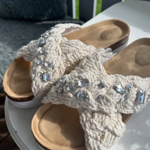 Såå fina sandaler💓 - Så sjukt fina sandaler💓säljer de då de inte kommer tills anföring 💓jätte bra skick så de är andvända ca 2 gånger💕💕💕