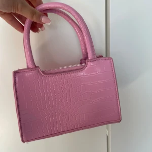 Ljusrosa väska - Ljusrosa väska jätte söt i toppskicks oanvänd