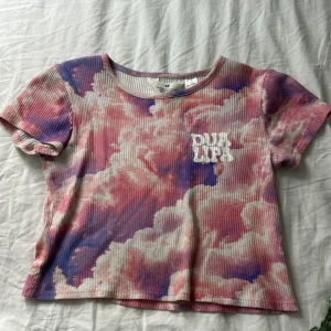 Dua lipa tröja - En H&M tröja i strl 146/152 men funkar absolut som 134/140💞 använd nån gång💞