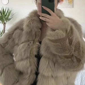 Zara pälsjacka  - Säljer denna jättefina beiga pälsjackan från Zara i storlek L men passar S-L beroende på hur man vill ha den. Brukar va S och den är snyggt oversized. Nyskick! Perfekt till hösten. Skriv för frågor💕
