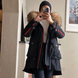 Vinter jacka - Jackan är i använt skick, äkta päls, köpte från Dennis maglic