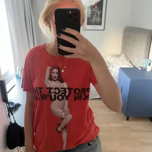 Marc Jacobs t shirt  - Snygg t shirt i bra skick🦋färgen är röd/orange 