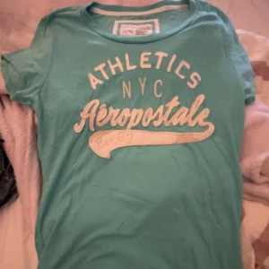 Aeropostale T Shirt - En turkos Aeropostale T Shirt i storleken XL Enda defekten som finns är där bak som man kan ser på bild 2&3💕 