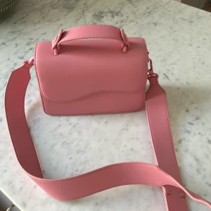 Hviskväska rosa  - Hviskväska i bra skick. Använd fåtalgånger